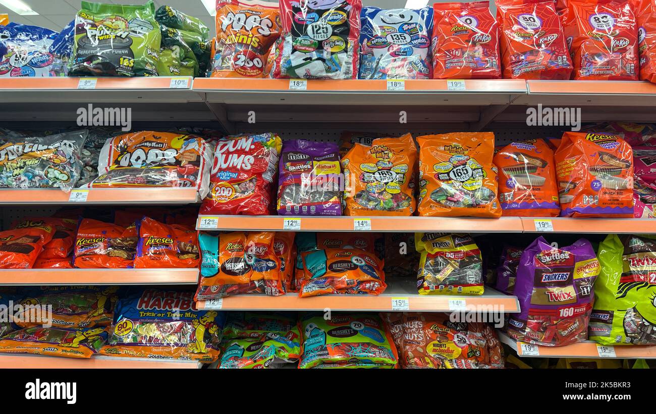 Taschen mit Halloween-Süßigkeiten, die Ende September in einem Walgreens-Laden in der Gegend von Chicago ausgestellt wurden. Stockfoto