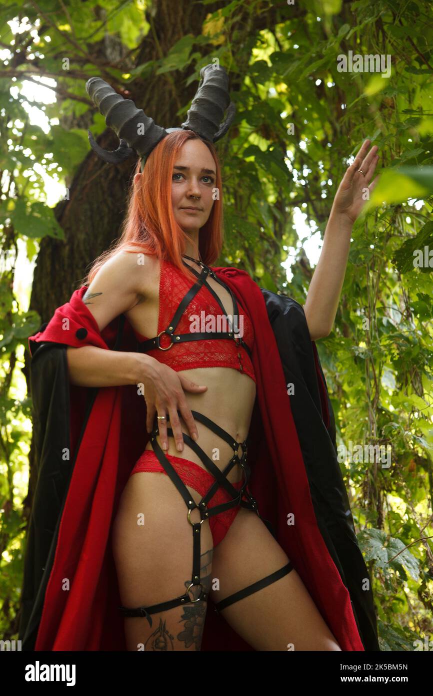 Sinnliche Gothic Mädchen mit Hörnern und Leder Geschirr, Halloween-Thema, sexy Frau in Dessous Stockfoto