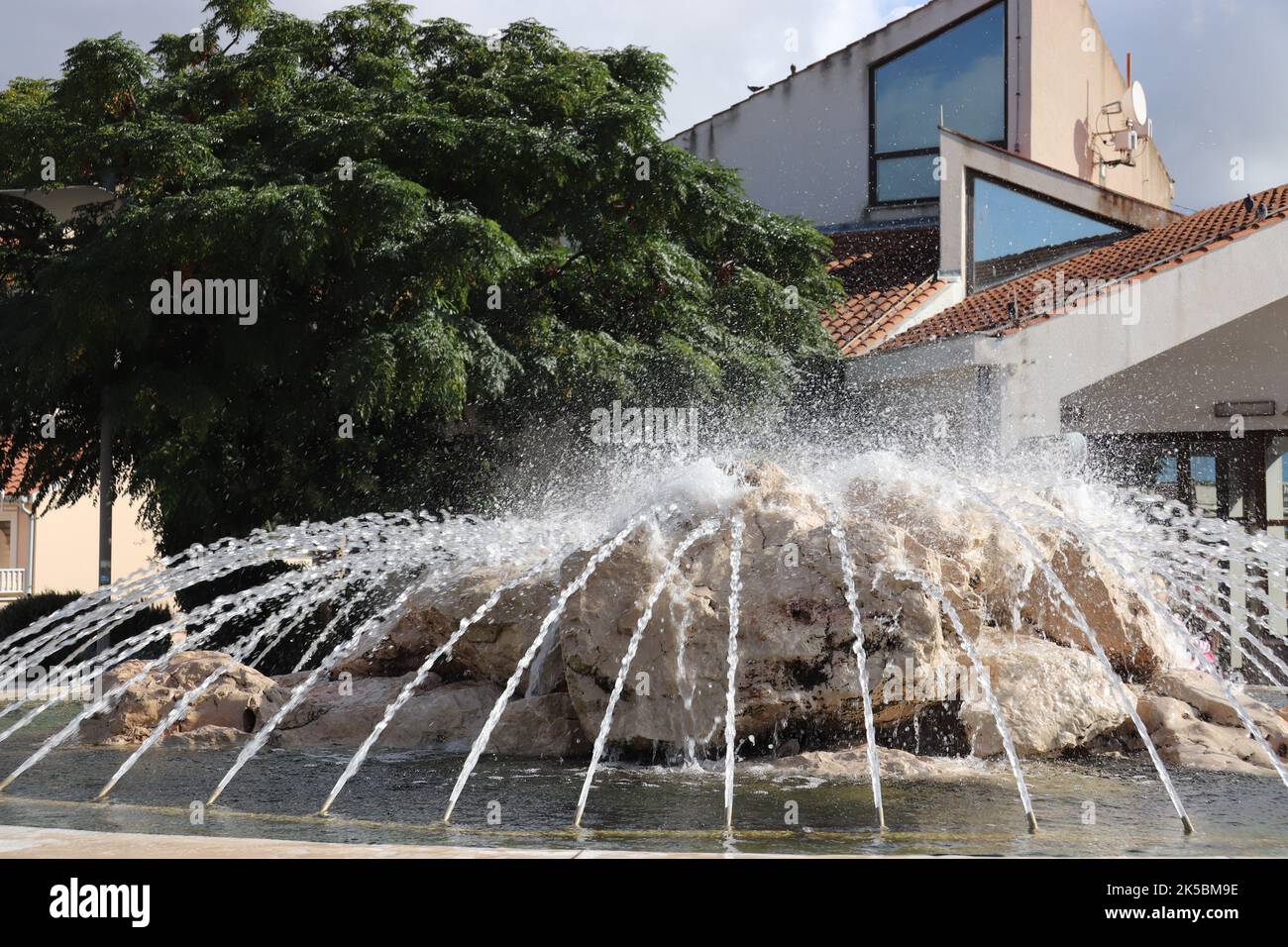 Der Brunnen in primosten Kroatien Stockfoto