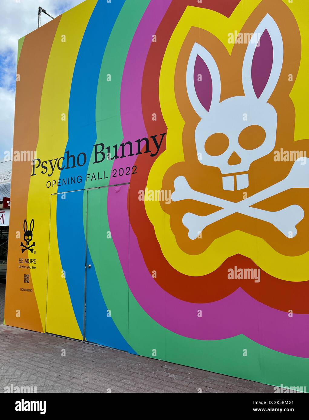 Schild am Old Orchard Shopping Center in Skokie, IL, mit der Ankündigung der Eröffnung des Psycho Bunny Stores. Psycho Bunny ist ein Bekleidungsgeschäft für Männer und Kinder. Stockfoto