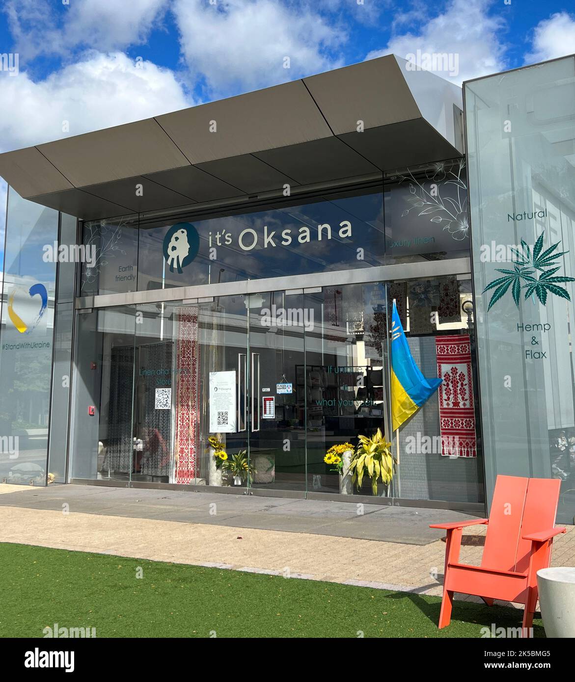 Es ist ein Oksana-Laden im Old Orchard Shopping Center, Illinois. Es ist Oksana ist ein Familienunternehmen, das Produkte von ukrainischen Designern herstellt. Stockfoto