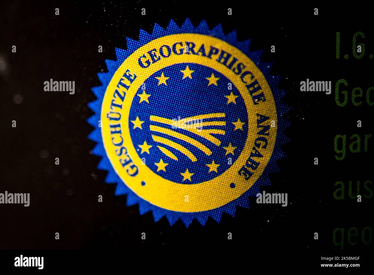 Bremen, Deutschland. 28. September 2022. Das Etikett „geschützte geografische Angabe mit g.g.A.“ befindet sich auf einer Lebensmittelverpackung. Quelle: Sina Schuldt/dpa/Alamy Live News Stockfoto