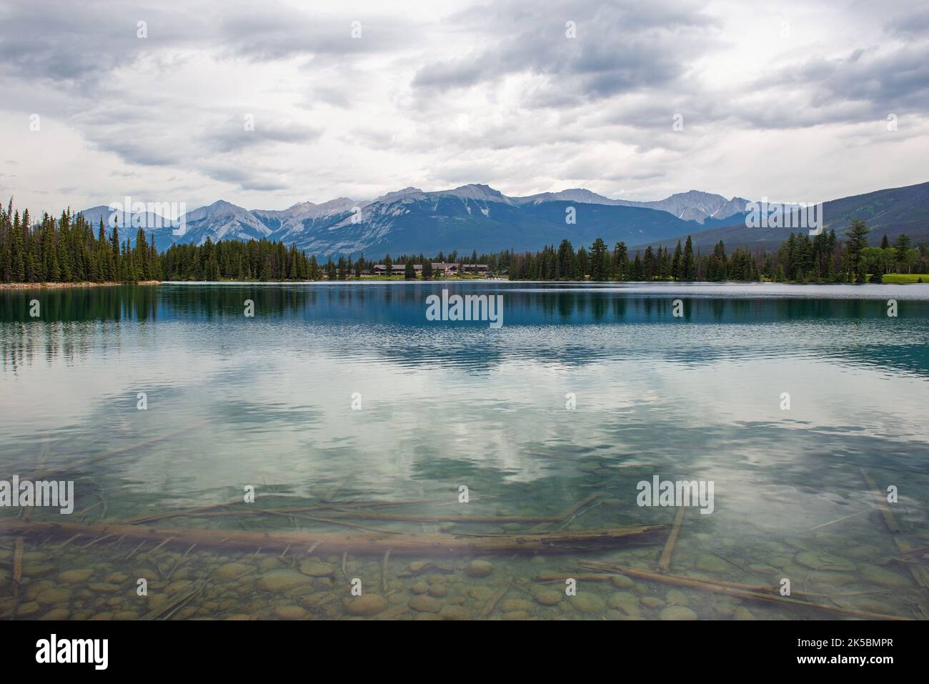 Beauvert Lake mit bewölktem Wetter, Jasper National Park, Alberta, Kanada. Stockfoto