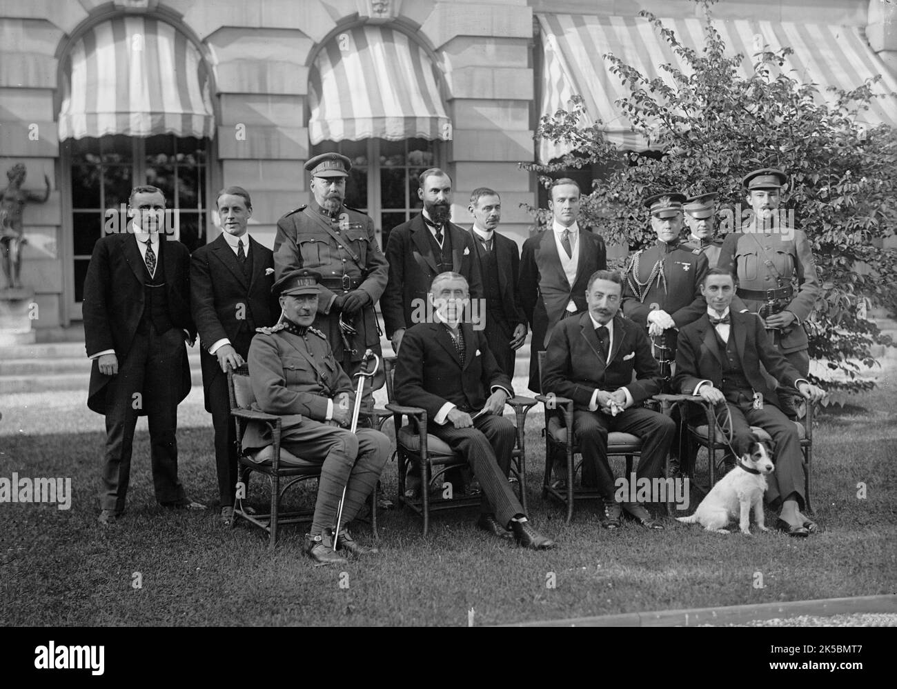 Belgische Mission in den USA zu Hause von Lars I.E. Larz Anderson, Washington DC, 1917. Erster Weltkrieg: Belgischer Militäroffizier bei Treffen von Diplomaten, Politikern und Militärpersonal. Standing: M. Demertens, einer der Sekretäre der Mission; Major Leon Osterrieth; Hector Carlier; Ein Sekretär der Mission; Berater Symon der belgischen Legation; Warren D. Robbins des Außenministeriums; Captain Comly, USA; CaptainCook, USA; Graf Louis D’Ursel. Sitz: Generalmajor Mathieu Leclercq, Kommandant der belgischen Kavallerie; Baron Ludovic Moncheur; Emile de Cartier de Marchienne, Mission in den USA; Hugh S. Stockfoto