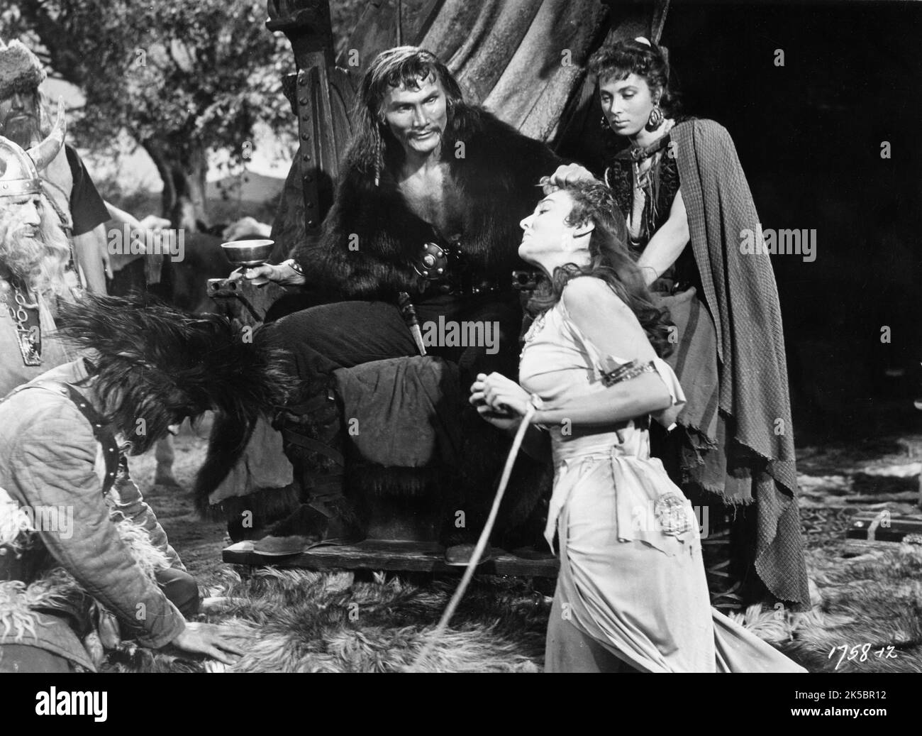 JACK PALANCE als Attila The Hun ALLISON HAYES und RITA GAM in SIGN OF THE PAGAN 1954 Regisseur DOUGLAS SIRK Drehbuch Oscar Brodney und Barre Lyndon Musik Hans J. Salter und Frank Skinner Kostümbild Bill Thomas Universal - International Pictures Stockfoto