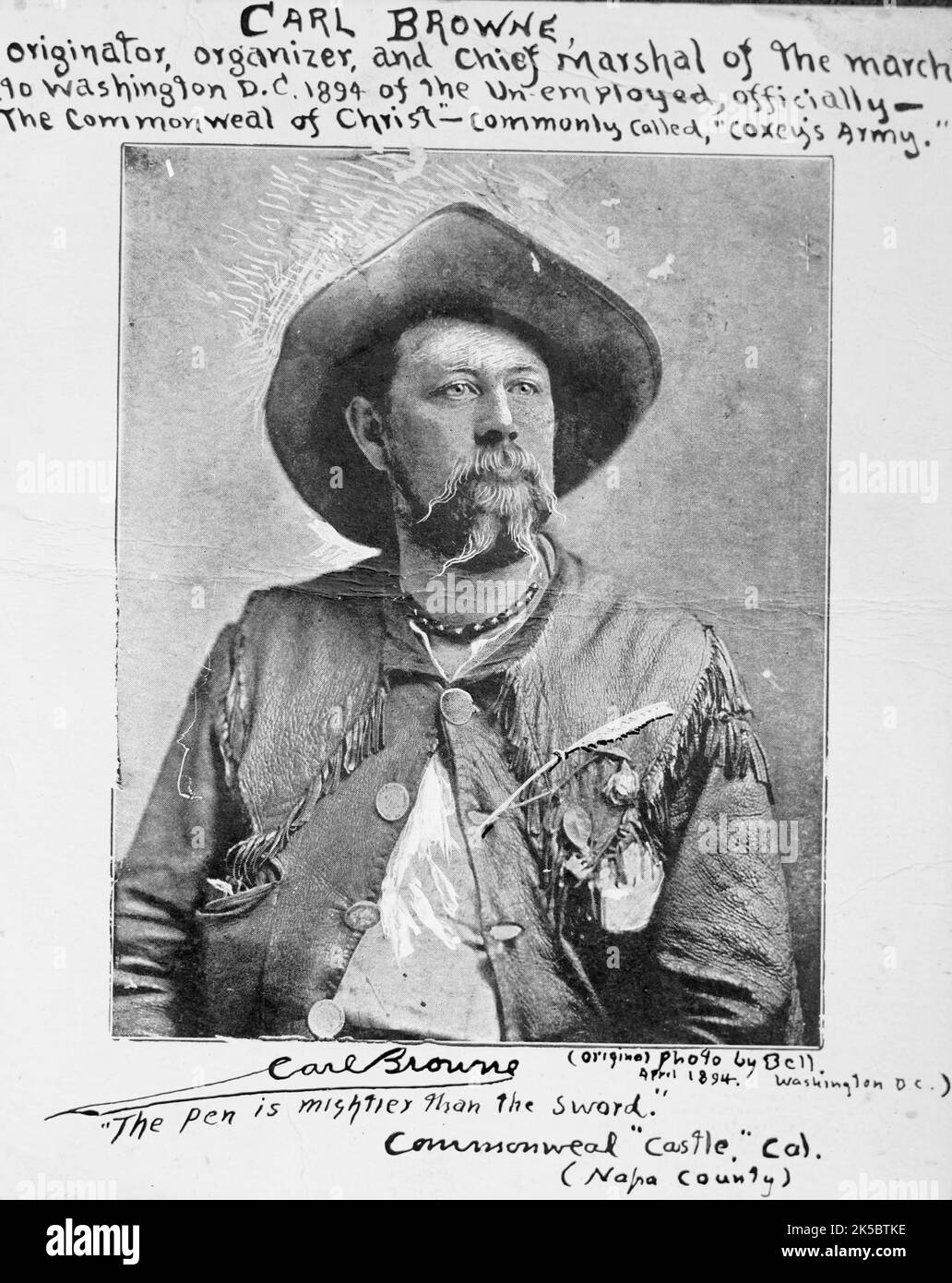 Carl Browne, Organisator von Coxeys Armee, 1894, (1913). Amerikanischer Viehzüchter, Karikaturist, Journalist und Politiker. Ein Anführer der Coxey's Army Protestbewegung von 1894. '...Urheber, Organisator und Hauptmarschall des Marsches nach Washington D.C., 1894 der Arbeitslosen, offiziell - "das Commonweal Christi" - gemeinhin als "Coxeys Armee" bezeichnet. „Der Stift ist mächtiger als das Schwert“. Commonweal „Castle“, Cal. (Napa County). (Originalfoto von Bell. April 1894, Washington D.C.)“. Stockfoto