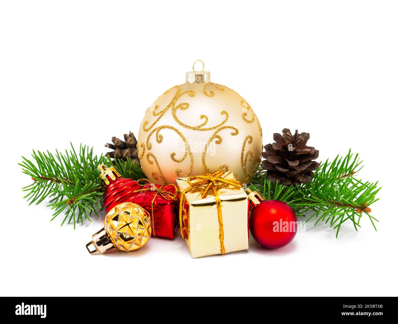 Weihnachtliche Äste und festliche Dekoration auf weißem Hintergrund. Weihnachtsdekoration goldene und rote Kugeln mit Tannenzapfen und Tannenzweigen iso Stockfoto