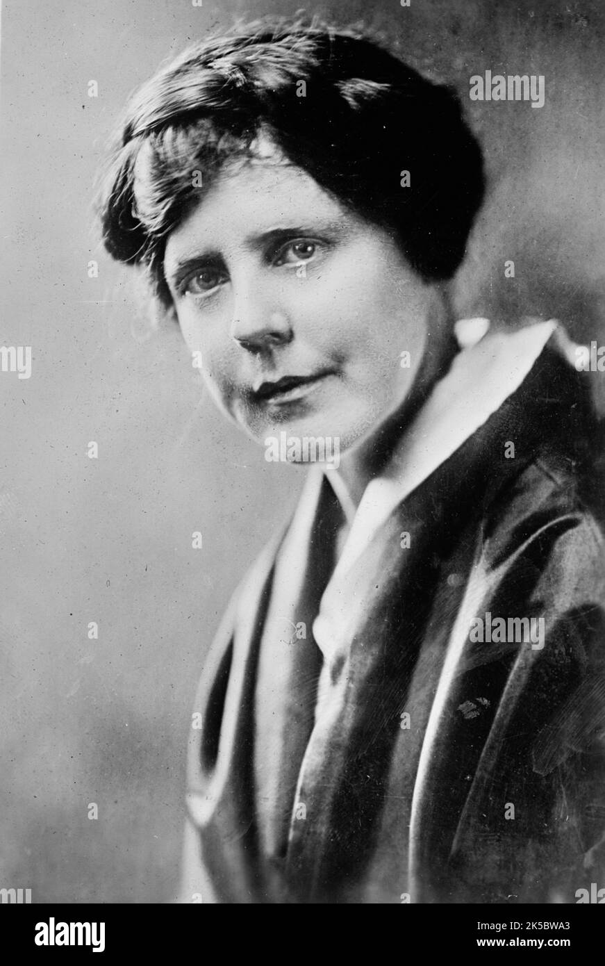 Burns, Miss Lucy, von C.U.W.S., 1917. Amerikanische Frauenrechtlerin und Frauenrechtlerin. Lucy Burns leitete die Congressional Union for Woman Suffrage (CUWS), war in der National American Women Suffrage Association aktiv und half bei der Bildung der National Woman's Party. Stockfoto