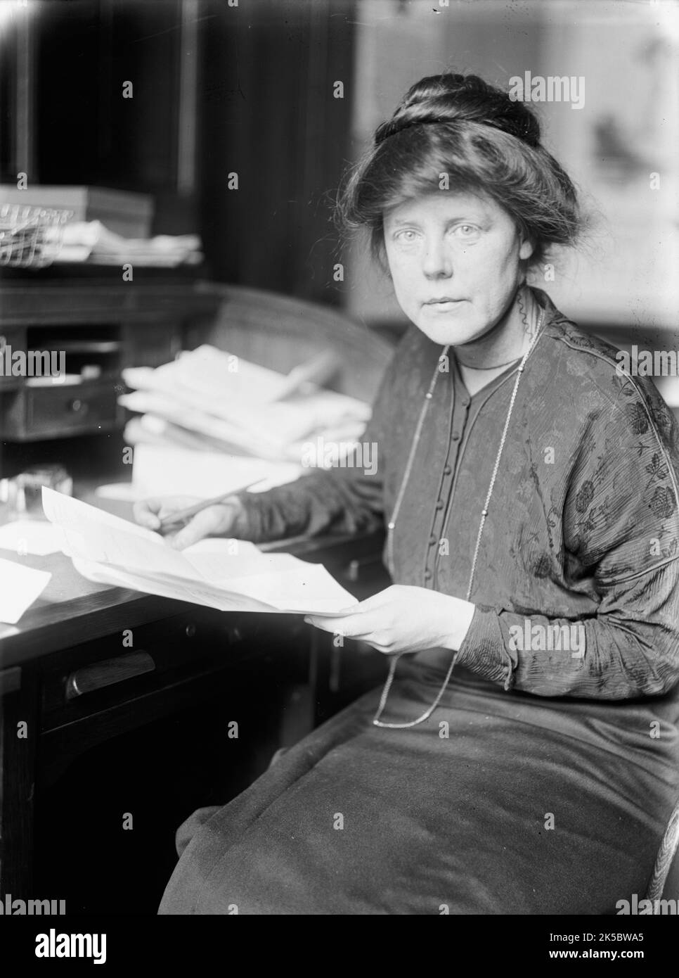 Miss Lucy Burns of C.U.W.S., 1913. Amerikanische Frauenrechtlerin und Frauenrechtlerin. Lucy Burns leitete die Congressional Union for Woman Suffrage (CUWS), war in der National American Women Suffrage Association aktiv und half bei der Bildung der National Woman's Party. Stockfoto