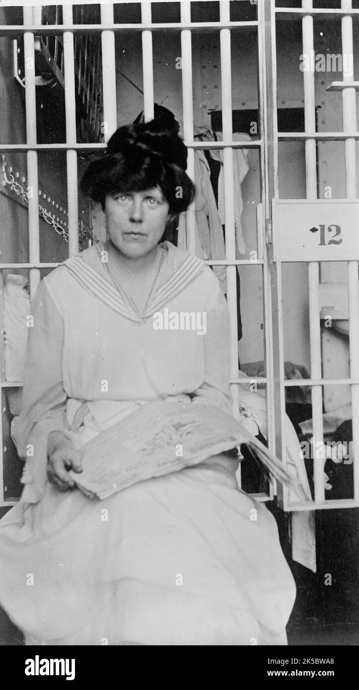 Miss Lucy Burns von C.U.W.S. - Im Gefängnis, 1917. Amerikanische Frauenrechtlerin und Frauenrechtlerin. Lucy Burns leitete die Congressional Union for Woman Suffrage (CUWS), war in der National American Women Suffrage Association aktiv und half bei der Bildung der National Woman's Party. Sie wurde 1917 verhaftet, als sie im Weißen Haus Streikposten pflegte und ins Occoquan Workhouse geschickt wurde. Stockfoto