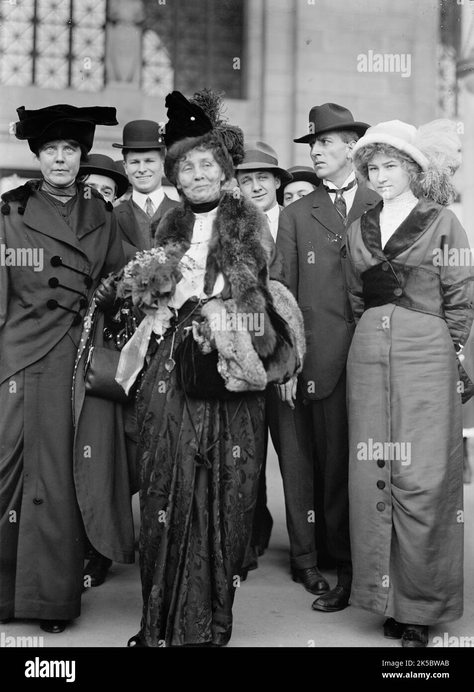 Miss Lucy Burns von C.U.W.S. - Links, mit Frau Emmeline Pankhurst, 1913. Amerikanische und britische Frauenrechtlerinnen und Frauenrechtlerinnen. Lucy Burns leitete die Congressional Union for Woman Suffrage (CUWS), war in der National American Women Suffrage Association aktiv und half bei der Bildung der National Woman's Party. Im Jahr 1913 hatte Frau Pankhurst, Gründerin der sozialen und politischen Union der Frauen, für ihre Bemühungen, die Stimme für Frauen zu gewinnen, bereits drei Gefängnisstrafen verbüßt. Stockfoto
