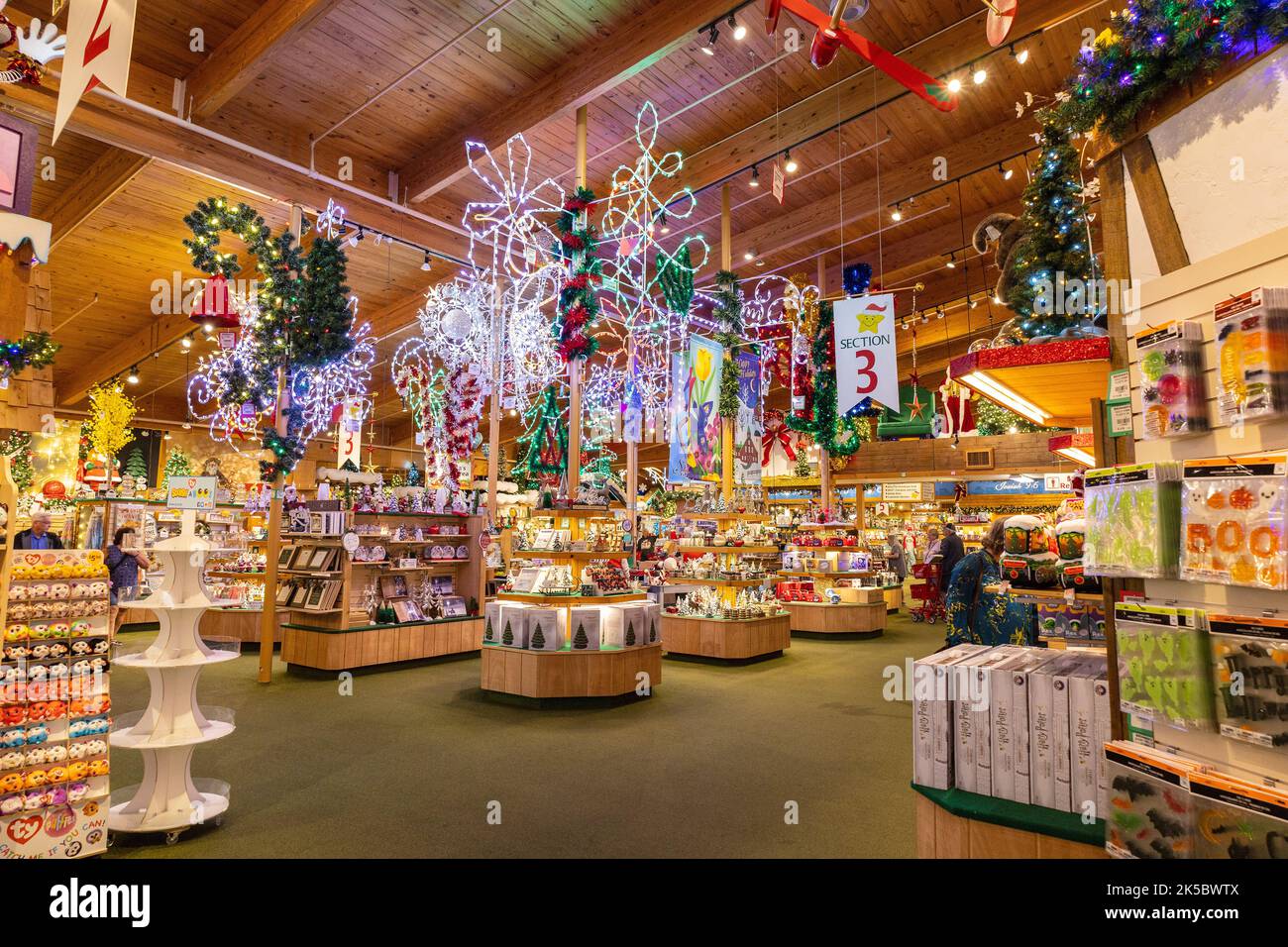 Inside Bronners Christmas Store in Frankenmuth, Michigan, der „größte Weihnachtsladen der Welt“, ganzjährig geöffnet in der Stadt Fran im bayerischen Stil Stockfoto