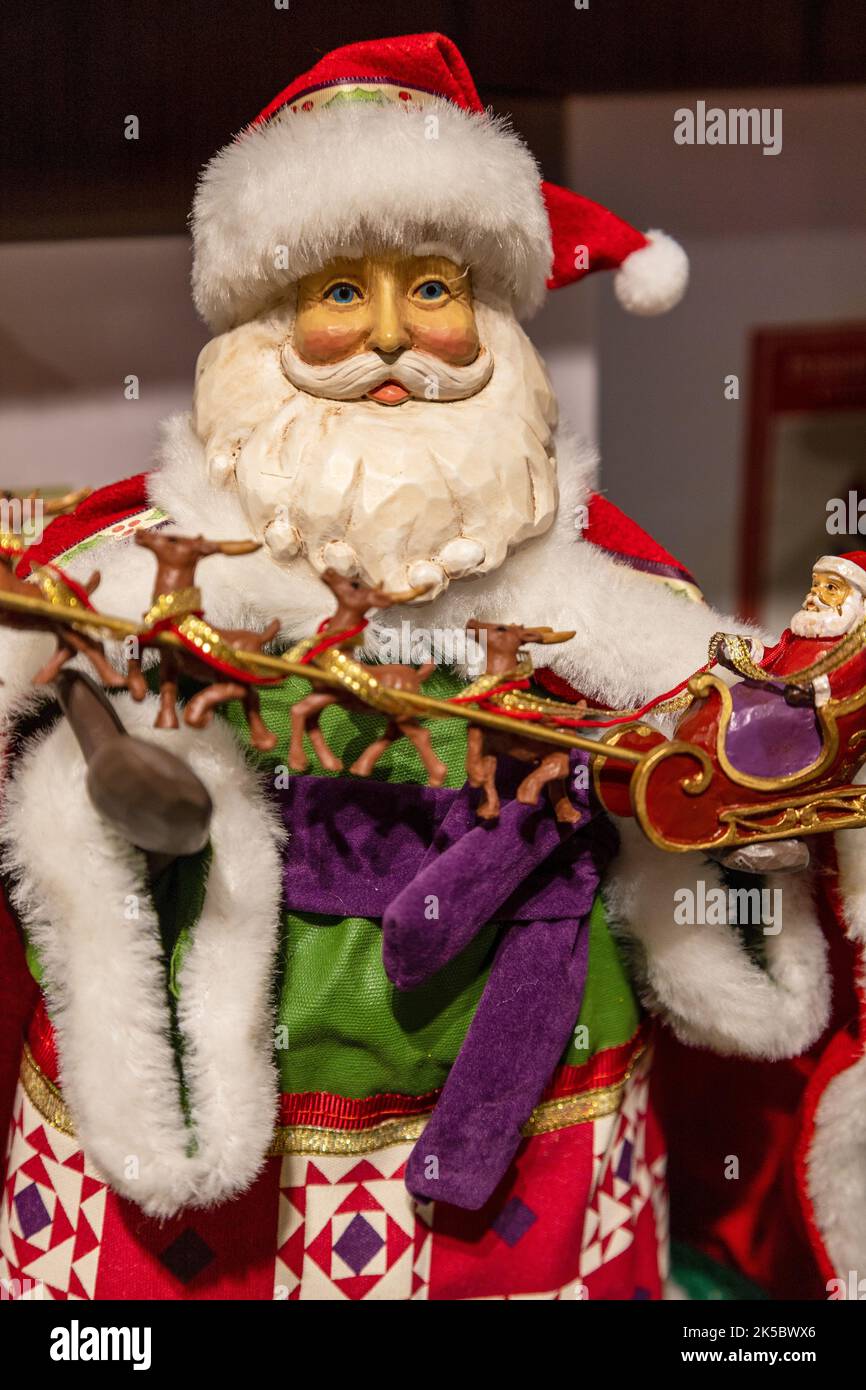 Weihnachtsdekoration Weihnachtsmann Figur Puppe zum Verkauf in Einem Geschäft Vater Weihnachten traditionelle Kostüm St. Nikolaus Stockfoto