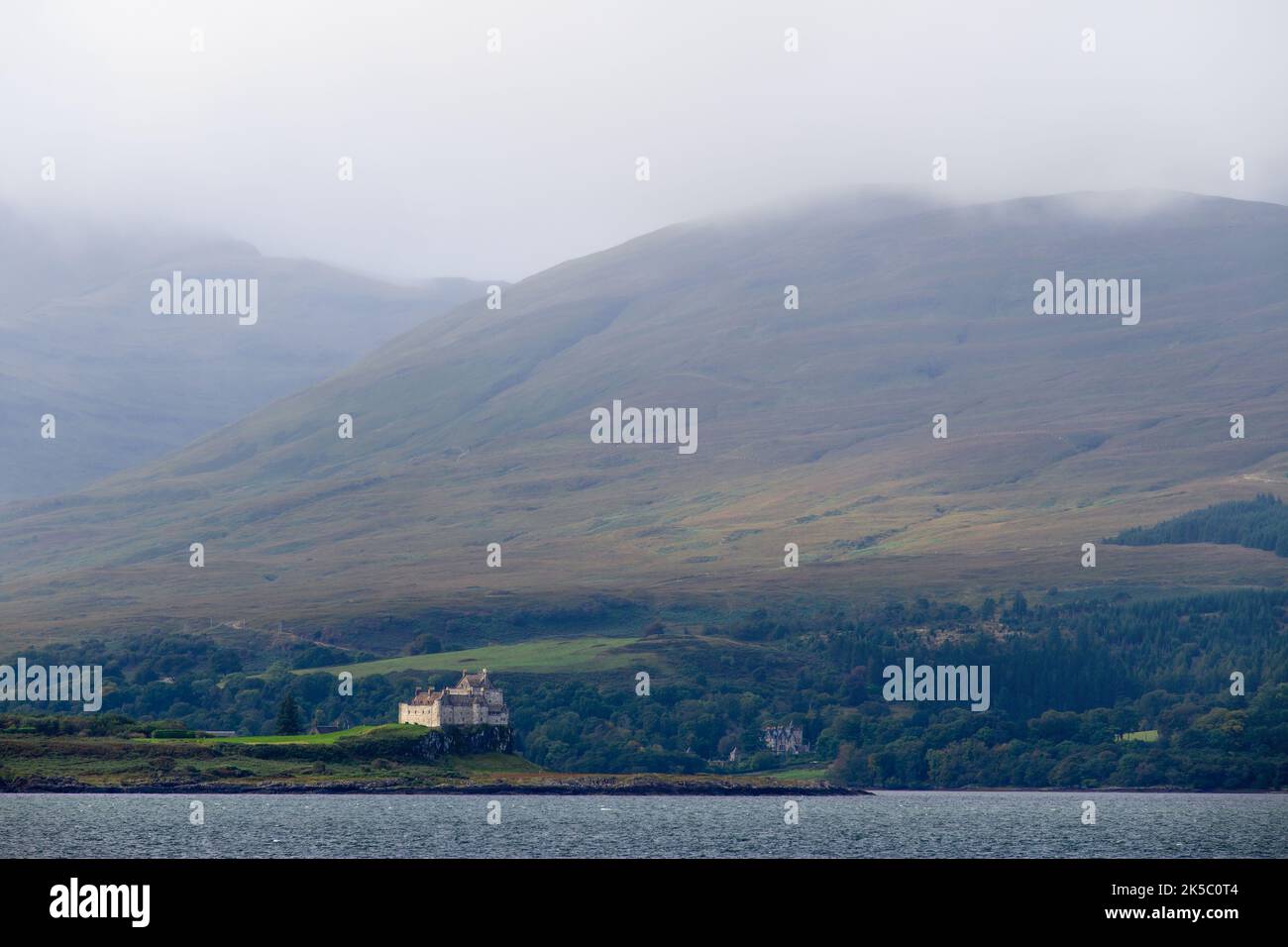 Castle Duart auf der anderen Seite des Sound of Mull von der Isle of Lismore, Schottland Stockfoto
