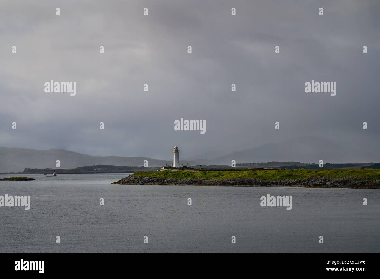 Eilean Musdile Lighthouse von der Isle of Lismore Schottland aus gesehen Stockfoto