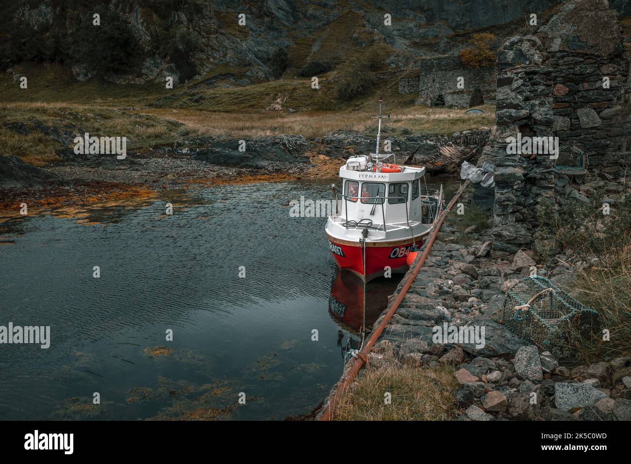 Ein Fischerboot liegt am alten Kalksteinpier Quarry bei Sailean auf der Insel Lismore, Schottland Stockfoto