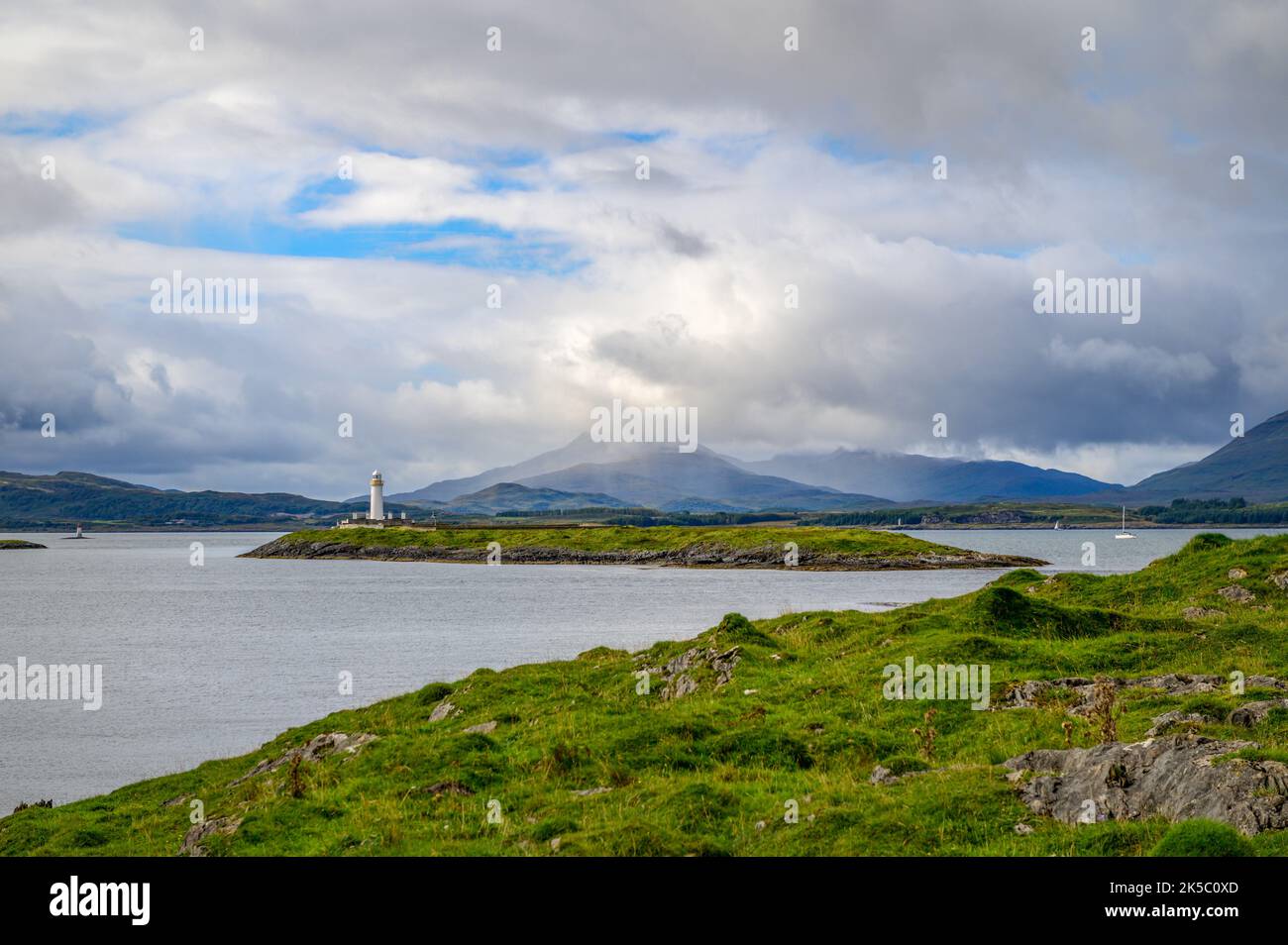 Eilean Musdile Lighthouse und die Hügel von Mull von Rubha Fiart auf der Isle of Lismore,. Schottland Stockfoto