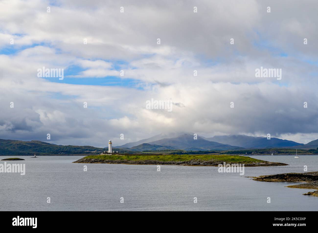Eilean Musdile Lighthouse und die Isle of Mull aus Lismore, Schottland Stockfoto