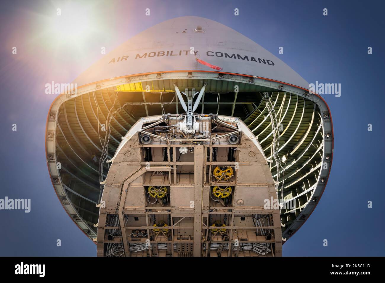 Die Sommersonne scheint auf einer Lockheed C5 mit offener Nase und in der Luft, auf der Miramar Airshow 2022 in der Nähe von San Diego, Kalifornien. Stockfoto