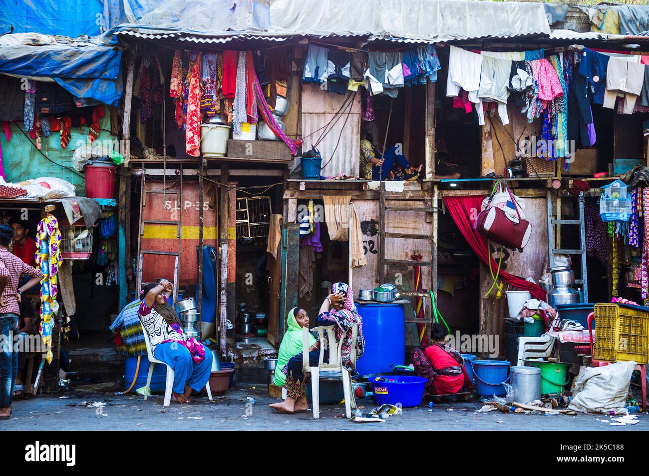 Mumbai, Maharashtra, Indien : Frauen sitzen vor ihrem Haus in einem Slum im Byculla-Bezirk. Stockfoto