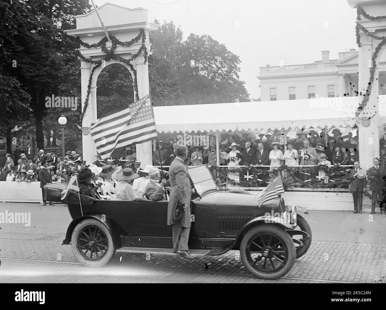 Confederate Reunion - Parade; Überprüfungsstand, 1917. US-Präsident Woodrown Wilson und Edith Wilson, Vizepräsident Thomas R. Marshall. Militärparade und Veteranen des Bürgerkriegs, Washington D.C. Stockfoto