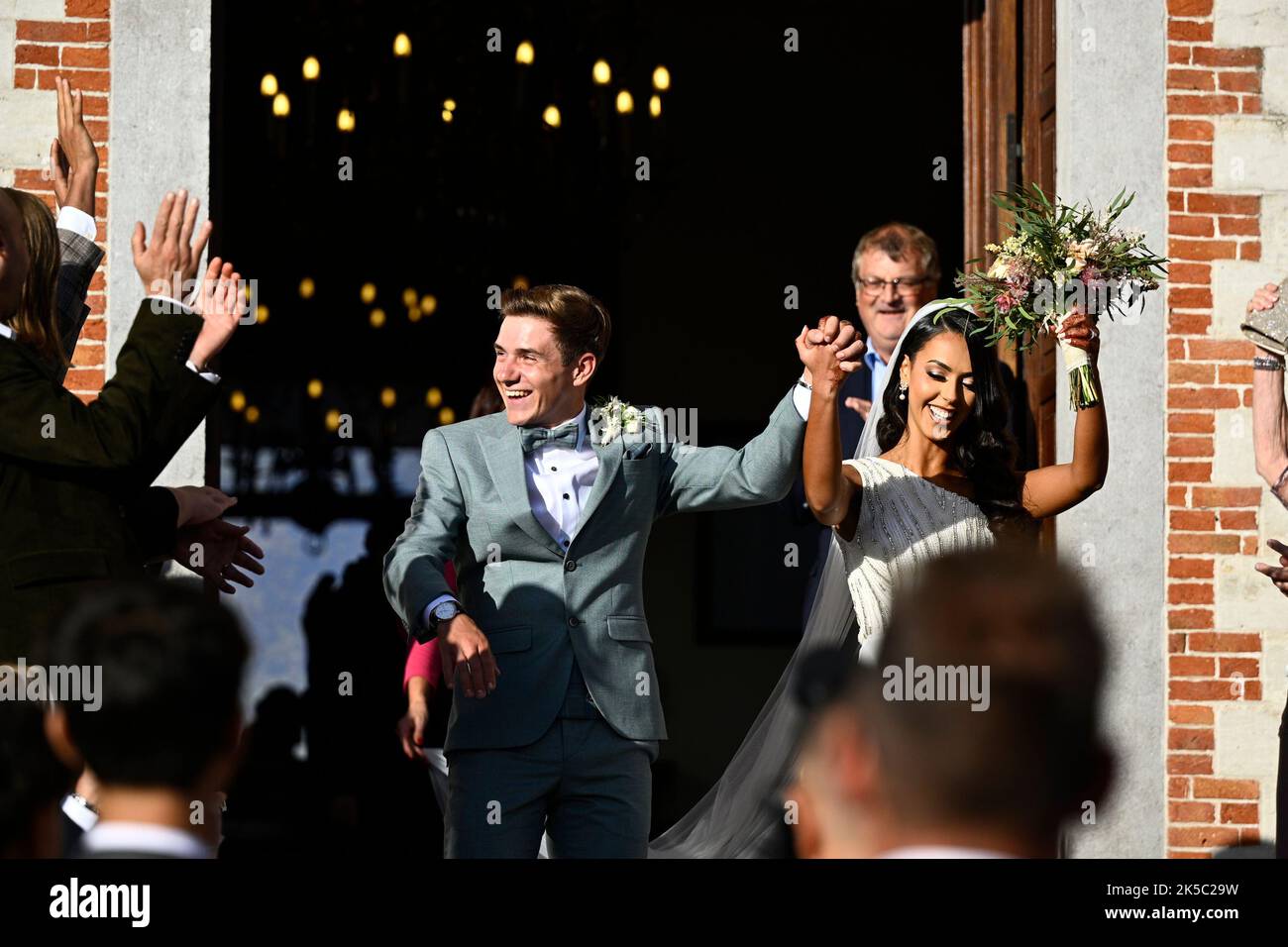 Frisch vermählt wurde der Belgier Remco Evenepoel und Oumaima Oumi Rayane, abgebildet nach der Hochzeit des belgischen Radfahrers Remco Evenepoel und Oumi Rayane, Freitag, 07. Oktober 2022 in Dilbeek, Belgien. BELGA FOTO JASPER JACOBS Stockfoto