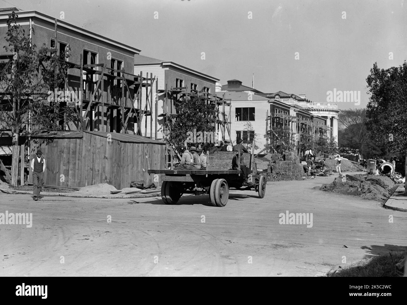 Hauptquartier des Rates der nationalen Verteidigung im Bau, Washington DC, 1917. Afroamerikanische Arbeiter auf einem Lastkraftwagen. Stockfoto