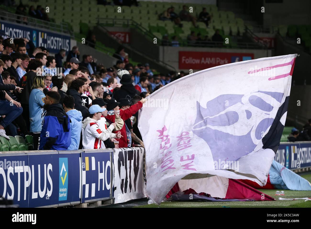 Melbourne, Australien, 7. Oktober 2022. Melbourne City-Fans winken während des A-League-Fußballspiels zwischen Melbourne City und Western United im AAMI Park am 07. Oktober 2022 in Melbourne, Australien, eine Flagge. Kredit: Dave Hewison/Speed Media/Alamy Live Nachrichten Stockfoto