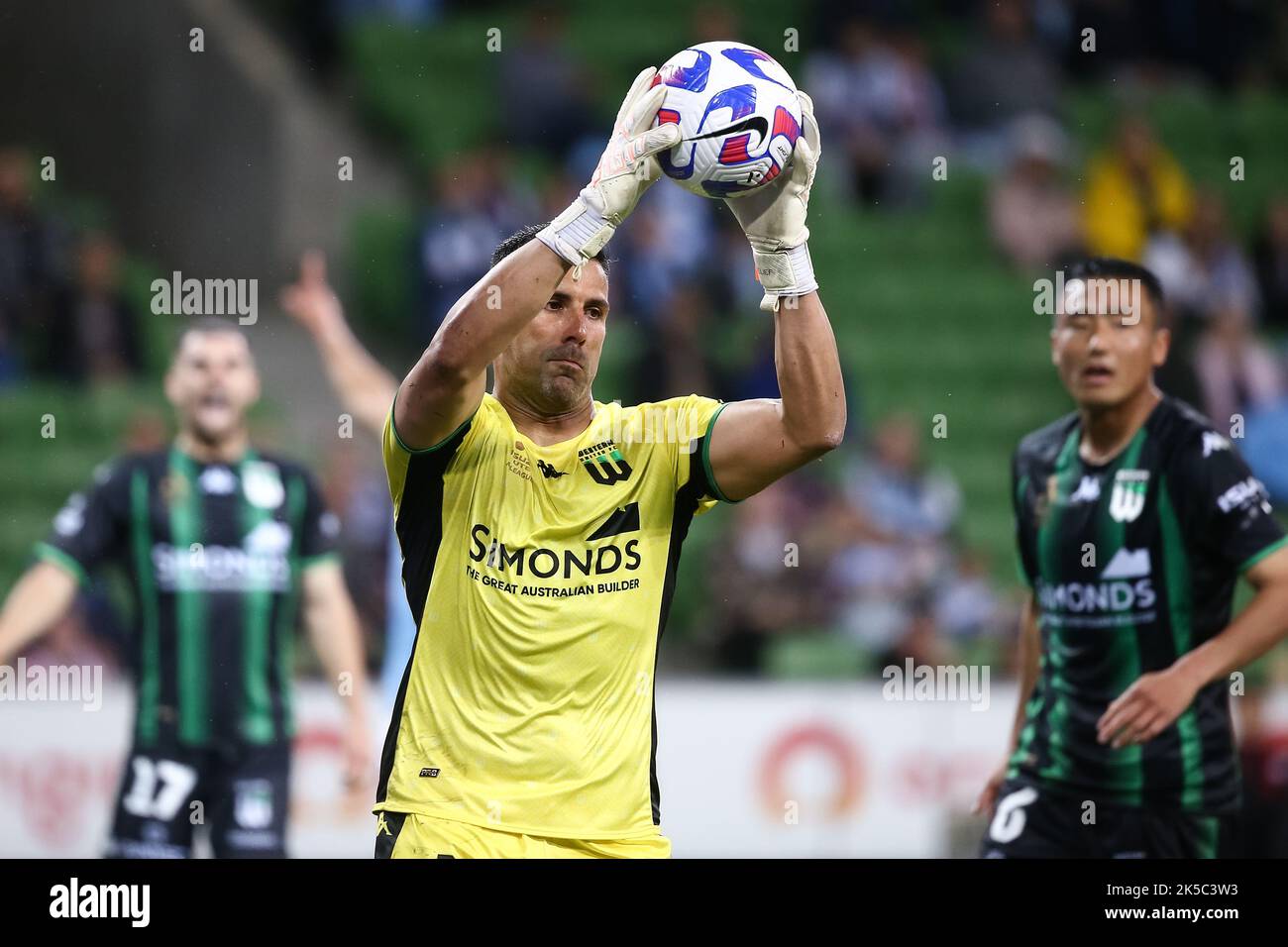 Melbourne, Australien, 7. Oktober 2022. Jamie Young von Western United springt während des A-League-Fußballspiels zwischen Melbourne City und Western United im AAMI Park am 07. Oktober 2022 in Melbourne, Australien, um einen Ball zu fangen. Kredit: Dave Hewison/Alamy Live Nachrichten Stockfoto