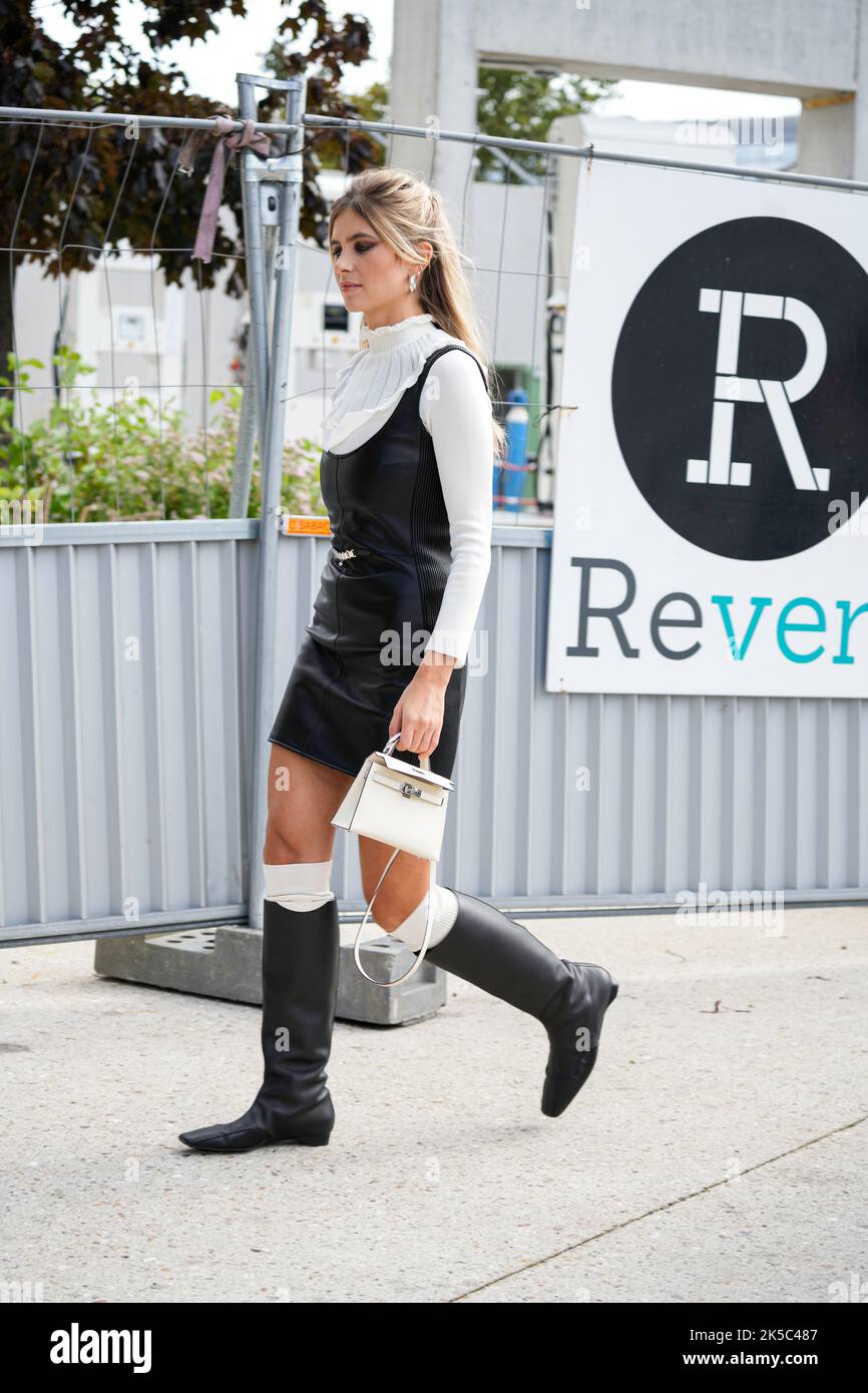 Street Style - Xenia Donts fotografata dopo lo show di HERMES durante la Paris Fashion Week SS23 Stockfoto