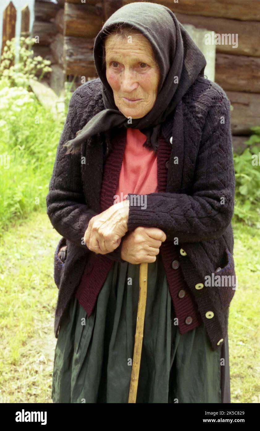 Hunedoara County, Rumänien, ca. 2001. Ältere Frau mit Stock auf dem Land. Stockfoto