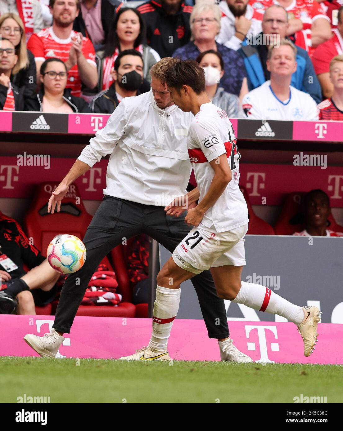 Trainer Julian Nagelsmann von Bayern München im Kampf um den Ball mit Hiroki Ito vom VFB Stuttgart FC Bayern München - VfB Stuttgart Fußball 1 . Bundesliga Saison 2022 / 2023 10.9.2022 © diebilderwelt / Alamy Stock Stockfoto