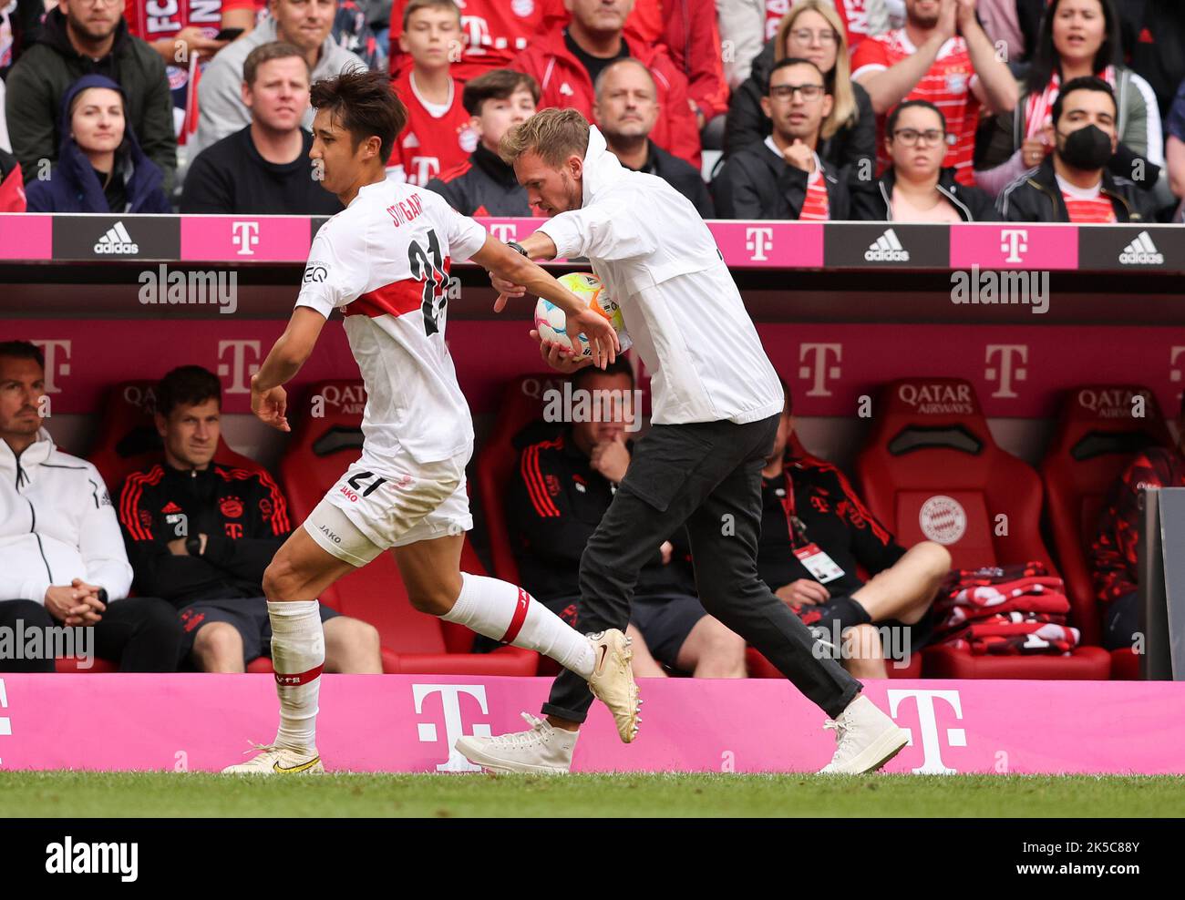 Trainer Julian Nagelsmann von Bayern München im Kampf um den Ball mit Hiroki Ito vom VFB Stuttgart FC Bayern München - VfB Stuttgart Fußball 1 . Bundesliga Saison 2022 / 2023 10.9.2022 © diebilderwelt / Alamy Stock Stockfoto