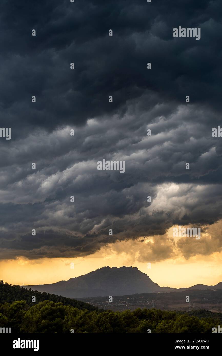 Heftiger Regensturm auf dem Berg Montserrat in der Provinz Barcelona in Katalonien, Spanien Stockfoto