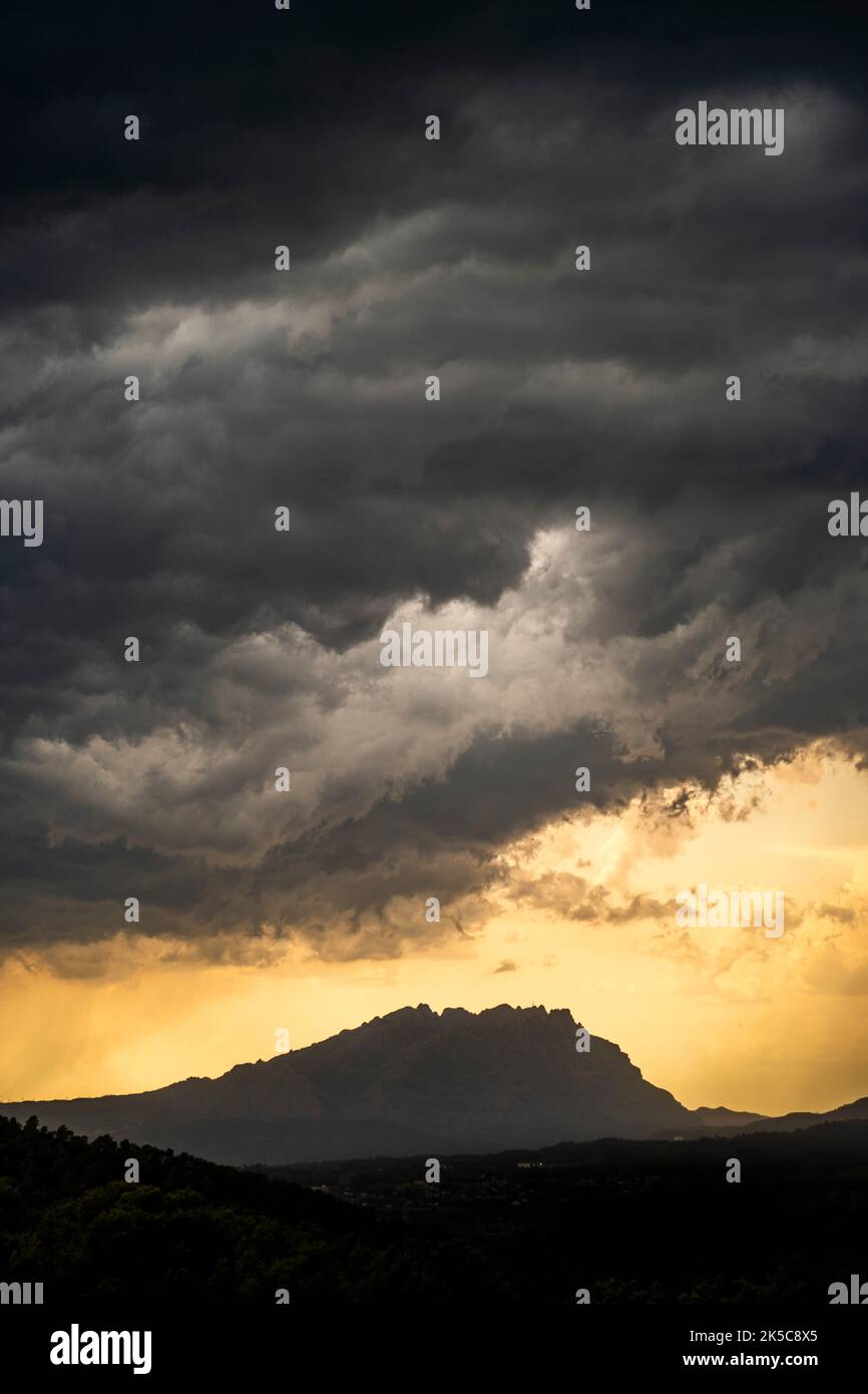 Heftiger Regensturm auf dem Berg Montserrat in der Provinz Barcelona in Katalonien, Spanien Stockfoto