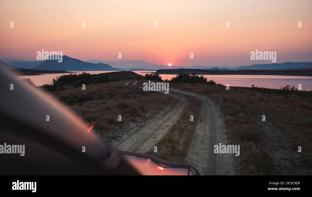 Fahrt Im Offroad-Bereich In Den Sonnenuntergang In Der Nähe Des Desert Lake Stockfoto