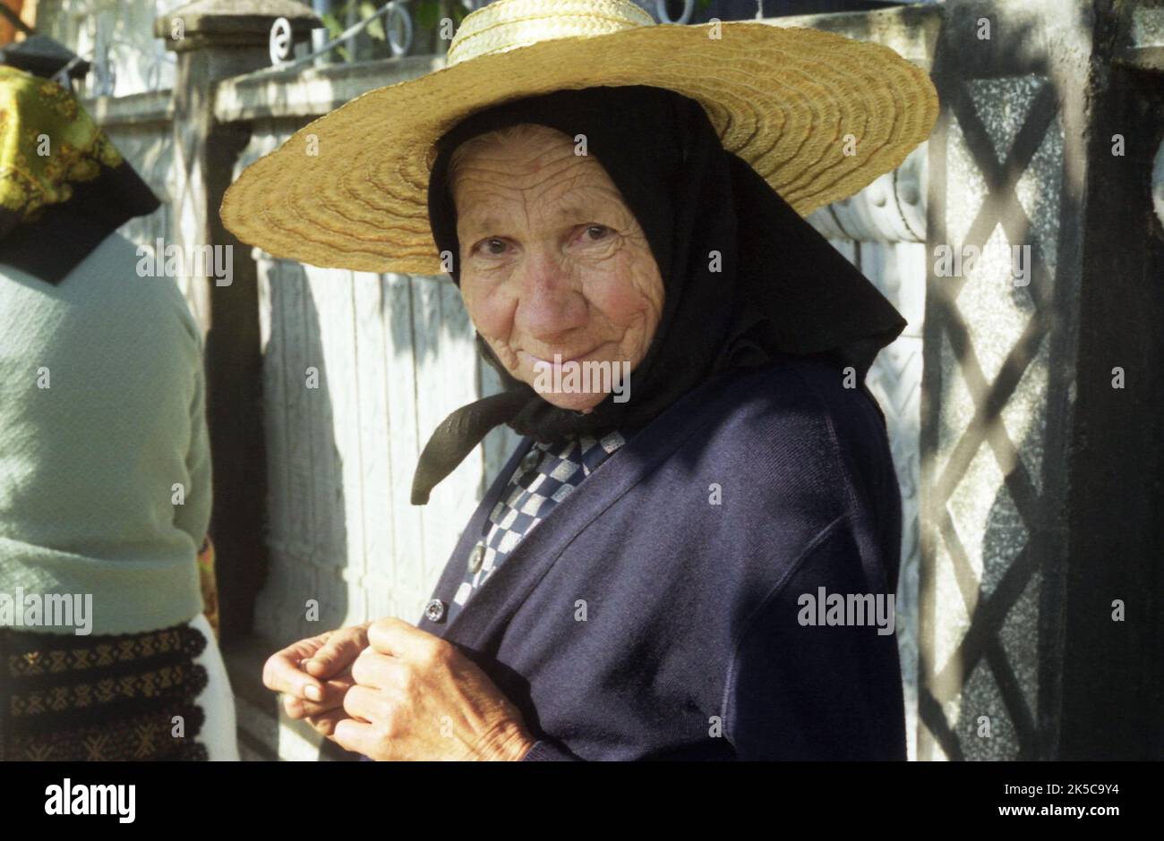 Porträt einer älteren Frau in Permezei, Kreis Bistrița-Năsăud, Rumänien, 2002. Stockfoto