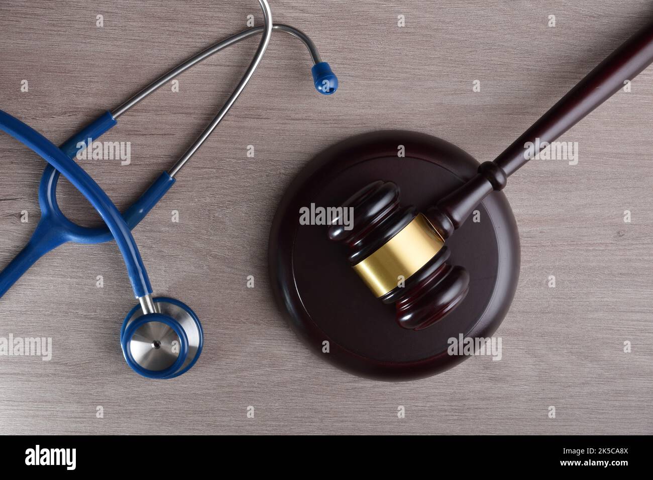 Konzept der Gerechtigkeit in Gesundheit und Gesundheit in fairer Gerechtigkeit mit Gavel und Stethoskop auf Holztisch. Draufsicht. Stockfoto