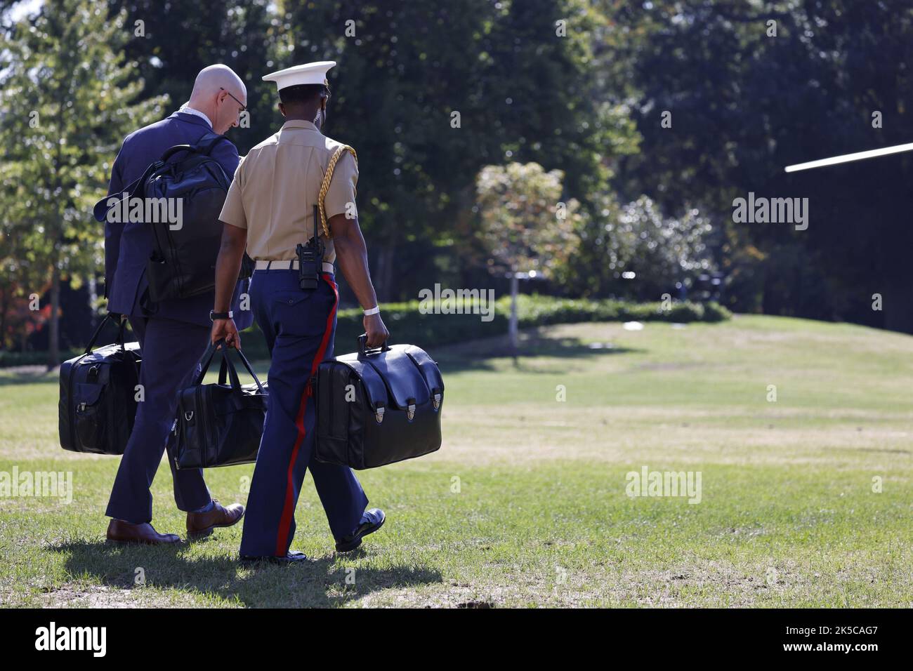 Washington, Usa. 07. Oktober 2022. Ein militärischer Helfer des US-Marine Corps trägt die als „Fußball“ bekannten Codes für den nuklearen Start, da er Präsident Joe Biden am Freitag, den 7. Oktober, auf Marine One in Washington, DC, USA folgt. 2022. Biden reist für das Wochenende nach Delaware. Foto von Ting Shen/UPI Credit: UPI/Alamy Live News Stockfoto