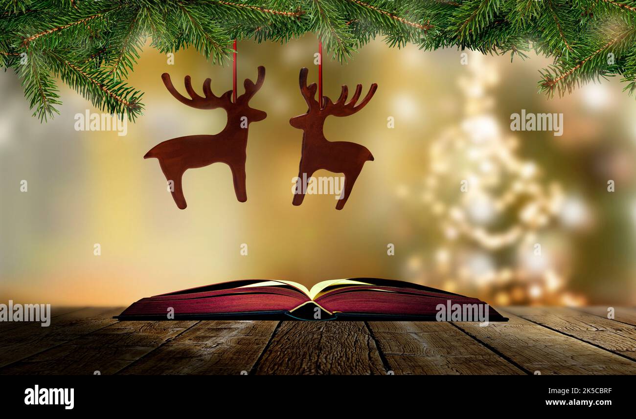 Buch mit Weihnachtsgeschichte vor dem Weihnachtsbaum Stockfoto