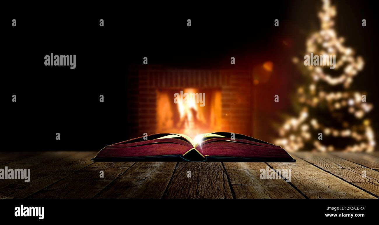 Buch mit Weihnachtsgeschichte vor dem Kamin mit verschwommenem Hintergrund Stockfoto