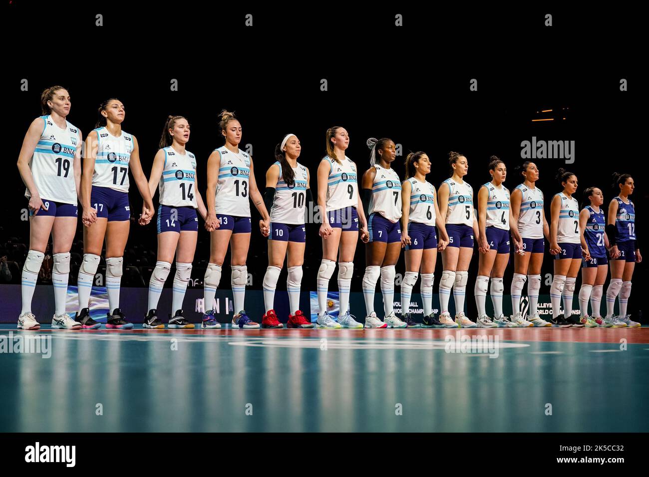Rotterdam, Niederlande. 07. Oktober 2022. Brenda Graff aus Argentinien, Candelaria Lucia Herrera aus Argentinien, Victoria Mayer aus Argentinien, Bianca Farriol aus Argentinien, Emilce Sosa aus Argentinien, Bianca Cugno aus Argentinien, Erika Mercado aus Argentinien, Lucia Verdier aus Argentinien, Candela Sol Salinas aus Argentinien, Daniela Bulaich aus Argentinien, Paula Yamila Nizetich aus Argentinien, Sabrina Soledad Germanierin aus Argentinien, Maria Agostina Pelozo aus Argentinien und Tatiana Soledad Rizzo aus Argentinien stellen sich während des Pool E Phase 2-Spiels zwischen Italien und Argentinien am 14. Tag der FIVB für die Nationalhymne ein Stockfoto