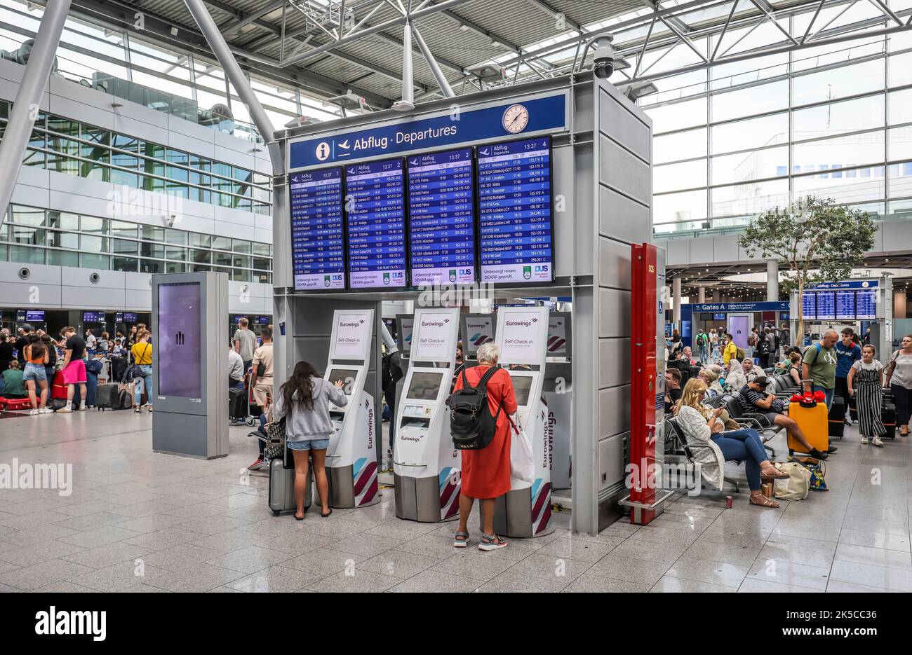 Flughafen Düsseldorf Last Minute Schalter Erfahrungen Check in check in schalter -Fotos und -Bildmaterial in hoher Auflösung