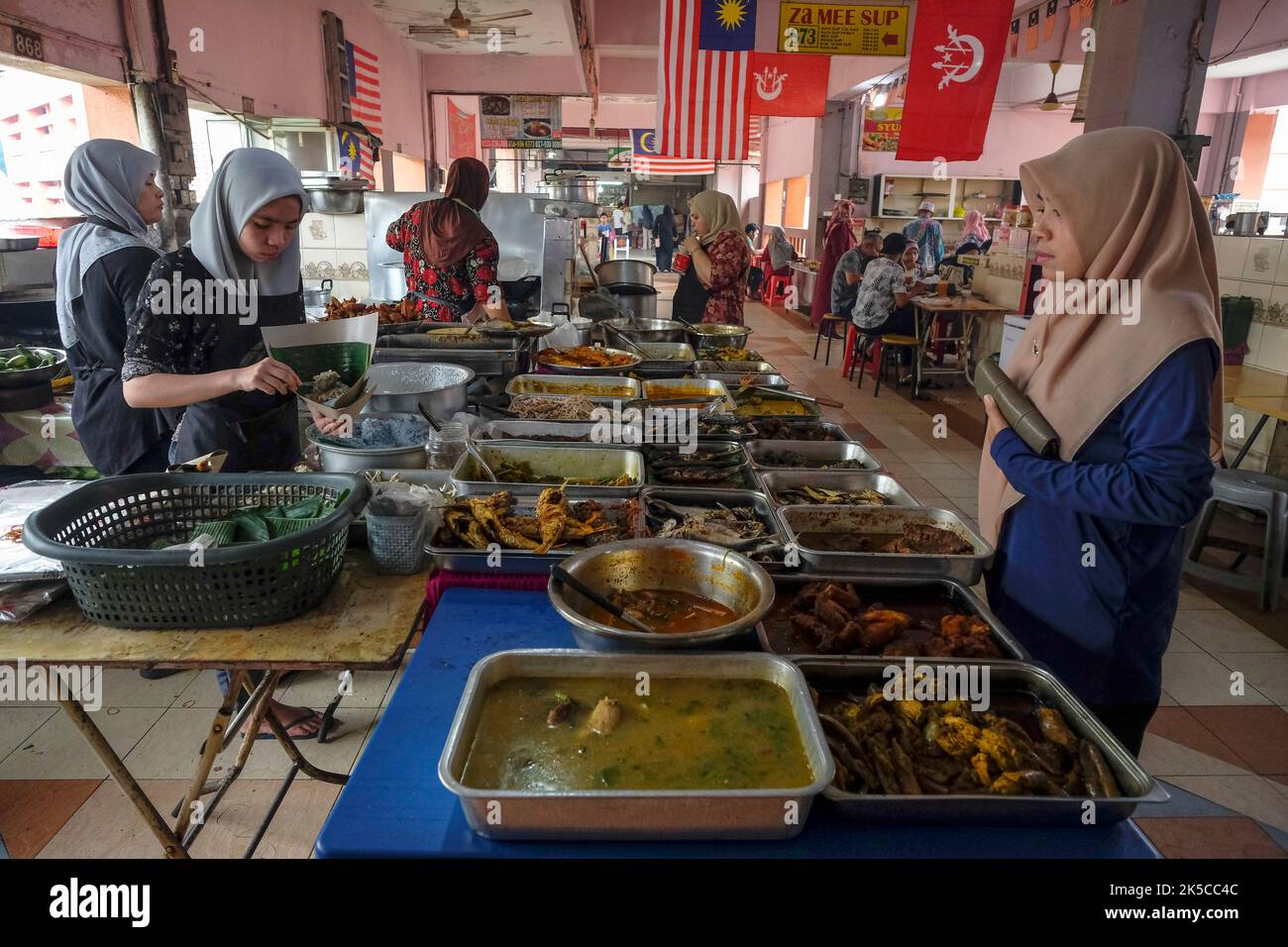 Kota Bharu, Malaysia - 2022. Oktober: Imbissstände auf dem Siti Khadijah Markt am 7. Oktober 2022 in Kelantan, Malaysia. Stockfoto
