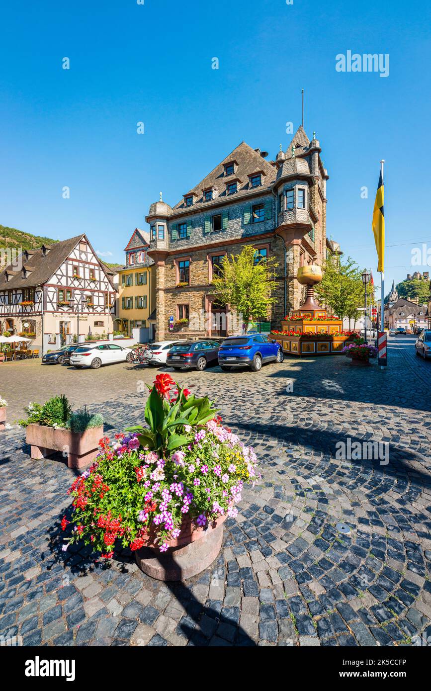 Marktplatz von Oberwesel am Mittelrhein, Rathaus und Fachwerkhäuser, Teil des UNESCO-Weltkulturerbes Stockfoto