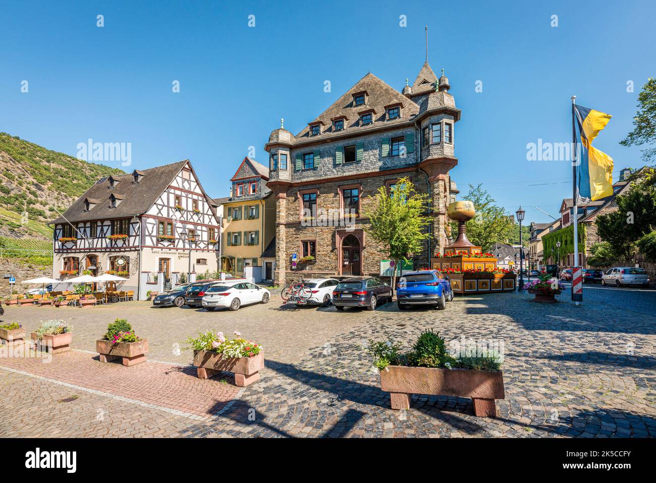 Marktplatz von Oberwesel am Mittelrhein, Rathaus und Fachwerkhäuser, Teil des UNESCO-Weltkulturerbes Stockfoto