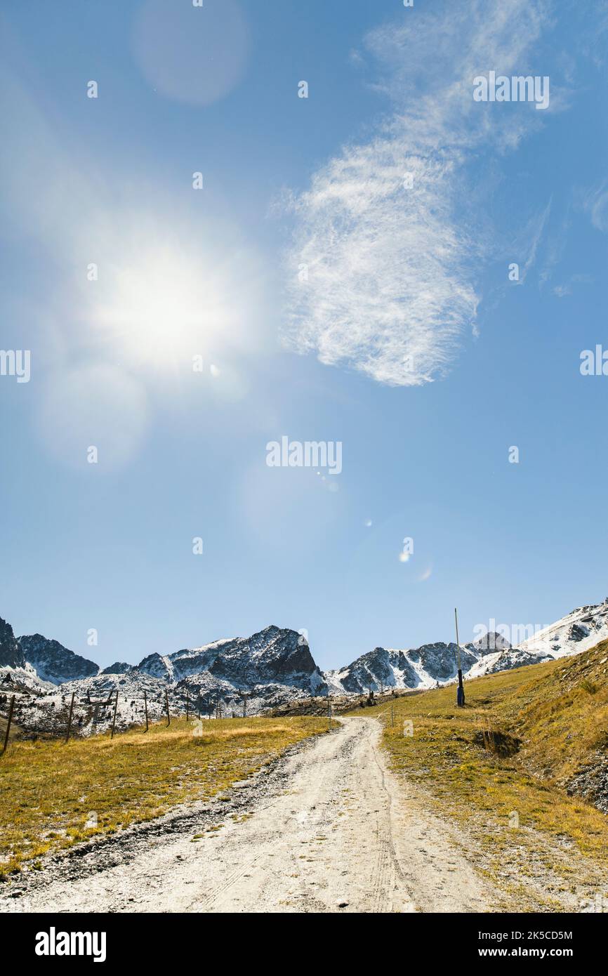 Leere Sessellifte, die in der Skisaison den Berg hinauffahren Stockfoto