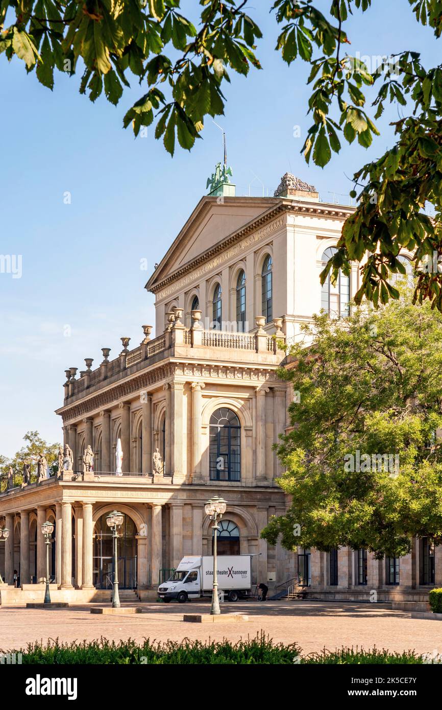 Morgen am Opernhaus in der grünen Stadt Hannover, Niedersachsen, Deutschland Stockfoto