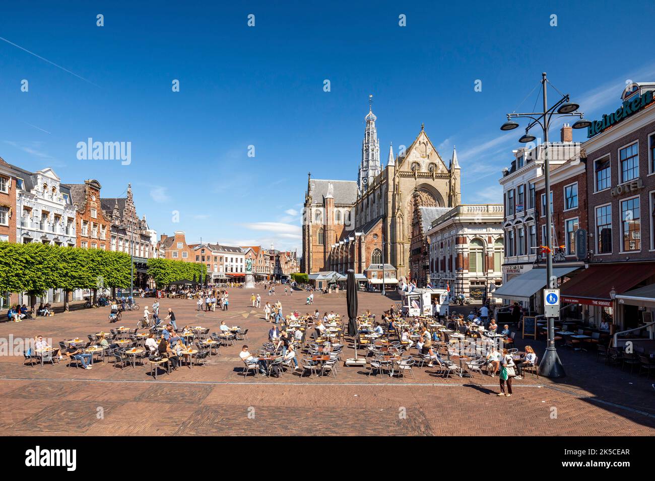 Marktplatz Grote Markt mit St. Bavo Kirche in Haarlem bei Amsterdam, Niederlande, Europa Stockfoto