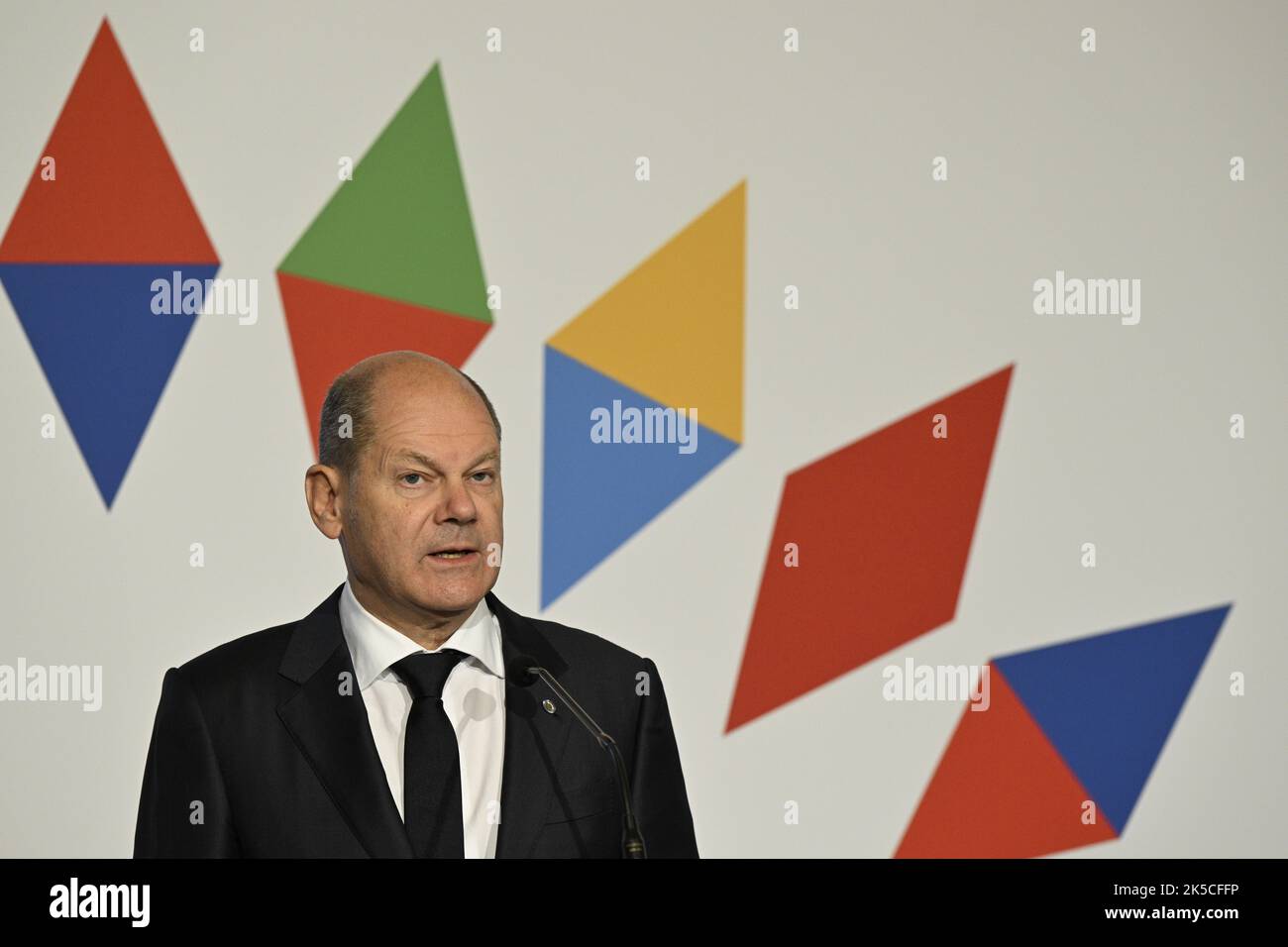 Prag, Tschechische Republik. 07. Oktober 2022. Bundeskanzler Olaf Scholz spricht während der Pressekonferenz zum Abschluss des informellen EU-Gipfels auf der Prager Burg, Tschechische Republik, am 7. Oktober 2022. Kredit: Michal Krumphanzl/CTK Foto/Alamy Live Nachrichten Stockfoto